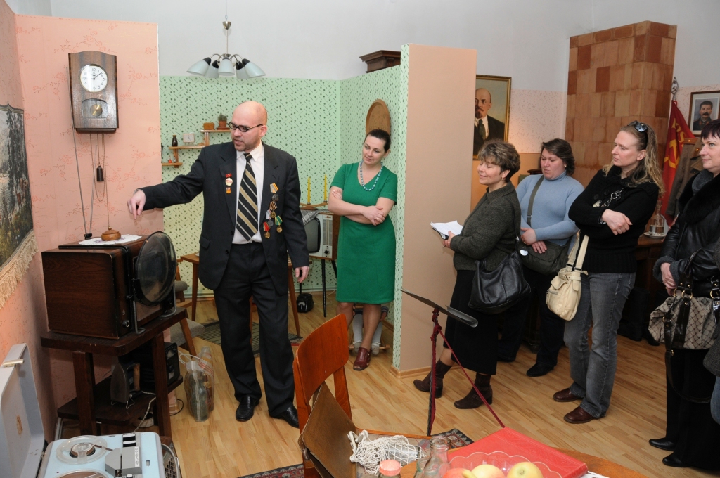 Apmeklētāji Bauskas novadpētniecības un mākslas muzejā klausās gida Aigara Urtāna stāstījumā.
Autors: no muzeja arhīva.