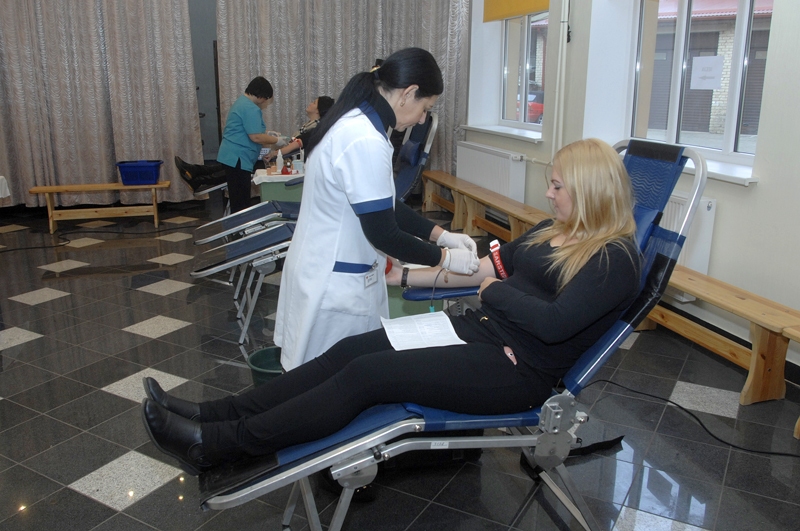 Elīna Saulīte, Bauskas 2. vidusskolas audzēkne, nolēma pirmo reizi piedalīties donoru dienā, jo vēlas kādam palīdzēt. 

Autors: Ivars Bogdanovs