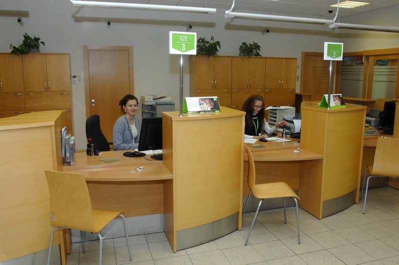 «SEB bankas» Bauskas filiāle atsākusi darbu. Klientus apkalpo bankas darbinieces Ilze Puķāne (no kreisās) un Aija Mainiece. 


Autors: Ivars Bogdanovs