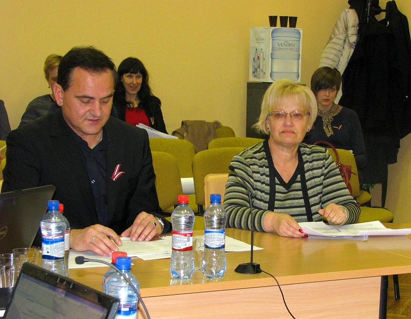 Bauskas novadpētniecības un mākslas muzeja direktore Baiba Šulce skaidro, ka viņas vadītajā iestādē šis ir pirmais gadījums, kad tā piedalās tik vērtīga priekšmeta iegādes izsolē. Novada administrācijas juridiskās nodaļas vadītājs Modris Mākulēns skaidro, ka šādu rīcību pieļauj Muzeju likuma 14. pants. 
Autors: Vilnis Auzāns