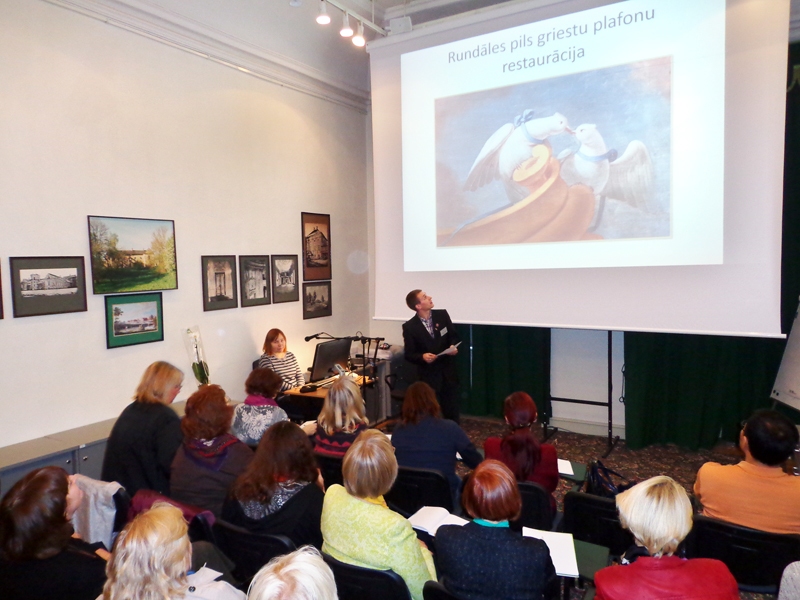 Lektore Zinaida Grīnfelde (pie ekrāna no kreisās) un Kristaps Zēbergs atklāj lekciju ciklu Rundāles pils muzeja studiju telpā. 
Autors: Ligita Asare