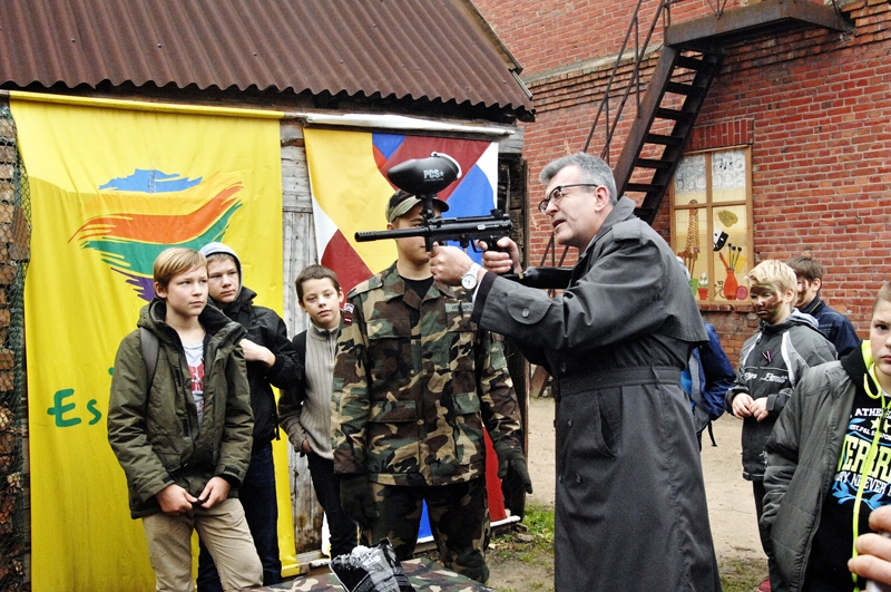 Jauniešiem piemēru, kā gatavoties sargāt dzimto zemi, rāda Bauskas novada domes priekšsēdētājs, Nacionālās apvienības biedrs vēsturnieks Raitis Ābelnieks.
Autors: Ivars Bogdanovs