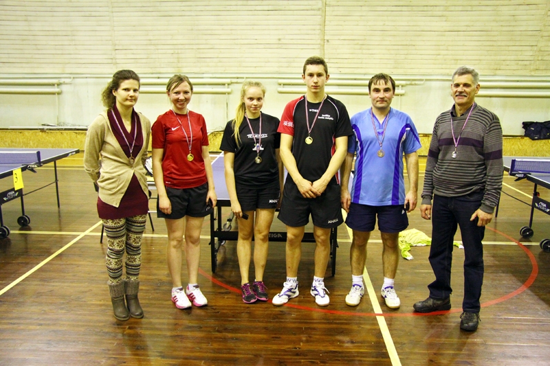 Augstākās līgas otrā posma medaļu ieguvēji. No kreisās – Laura Pavāre, Ieva Mazjāne, Justīna Rimkevičute, Romualds Franckaitis, Māris Cīrulis un Roalds Cildermanis.
Autors: Artūrs Dulbe