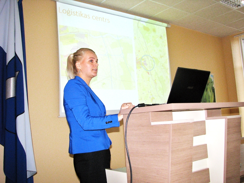 Kristīne Casno no pilnsabiedrības «RB Latvija» Bauskas novada domes deputātus iepazīstina ar paveikto starptautiskās dzelzceļa maģistrāles «Rail Baltica» projekta izstrādē.
Autors: Vilnis Auzāns