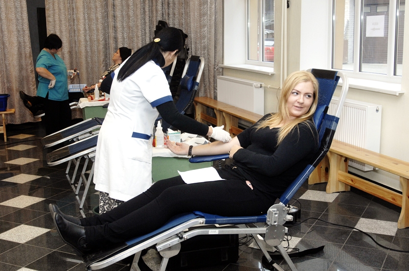 Elīna Saulīte, Bauskas 2. vidusskolas audzēkne, nolēma pirmo reizi piedalīties donoru dienā, jo vēlas kādam palīdzēt. 
Autors: Ivars Bogdanovs