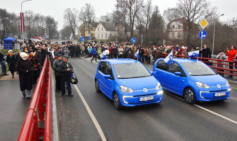 Tilta atklāšanas sarīkojumā amatpersonas to iemēģināja Bauskas novada domes jaunajos elektromobiļos.
Autors: Ivars Bogdanovs