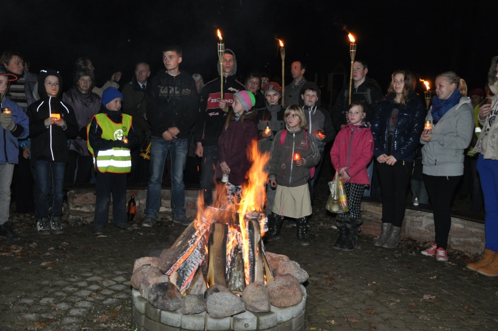 11. novembra pievakarē spoži dega svecītes, lāpas un ugunskurs.
Autors: Žanna Zālīte