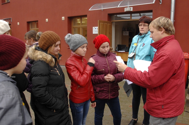 Novada jaunatnes lietu speciālists Renārs Manuilovs skolēniem izskaidro orientēšanās sacensību gaitu.

Autors: Ivars Bogdanovs