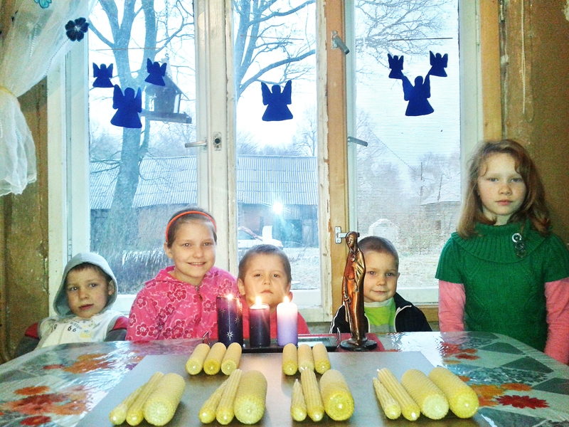 Mikus (no kreisās), Lita, Toms Baibakovi un ģimenes draugu bērni 2013. gada adventes laikā.
Autors: no S. Behmanes-Baibakovas ģimenes albuma.