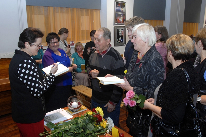Māra Zālīte tikšanās izskaņā dāvāja baušķeniekiem autogrāfus.
Autors: Ivars Bogdanovs