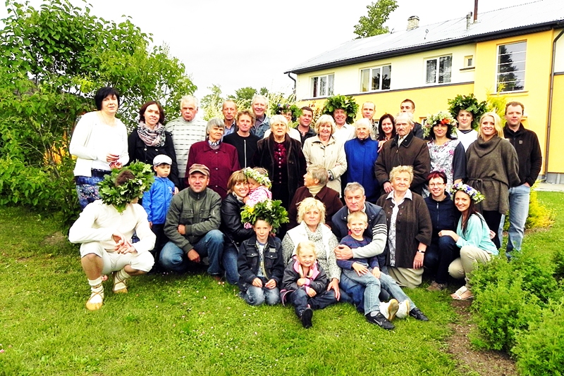 Pērnajos Jāņos Latviešu ģimene pulcējās dzimtas salidojumā Zorģos.
Autors: no personiskā albuma.