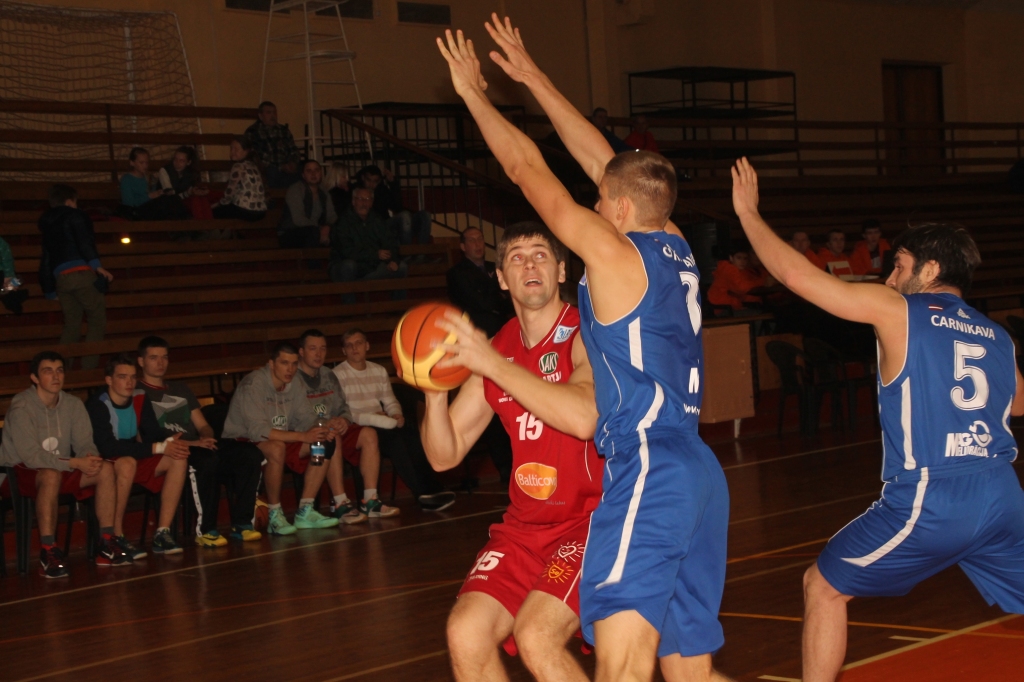 Ģirts Hauks (15. numurs) saņēma LBL3 oktobra mēneša spēlētāja balvu. 
Autors: Uldis Varnevičs