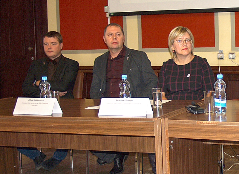 Eduards Ivanovs (vidū) stāsta par SIA «Piebalgas» devumu Vecumnieku novada ekonomikā. 
Autors: Antra Ērgle