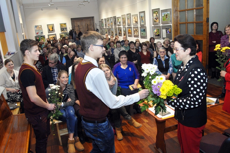 Dzejniecei Mārai Zālītei ziedus un pateicības vārdus velta Bauskas Valsts ģimnāzijas 10. klases audzēkņi.
Autors: Ivars Bogdanovs