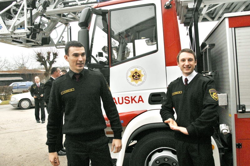 Jaunie ugunsdzēsēji – iecavnieks Edgars Ērglis (no labās) un baušķenieks Ingars Ķiselis.
Autors: Ivars Bogdanovs