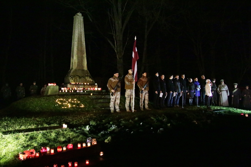 Iecavā 11. novembrī pie Brīvības pieminekļa izskanēja vēlējums latviešiem neizkust citās tautās.
Autors: Linda Kaufmane