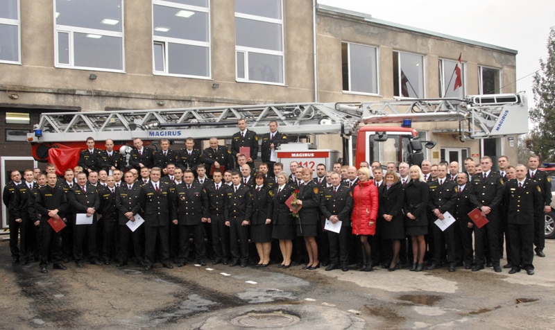 Valsts ugunsdzēsības un glābšanas dienesta (VUGD) svinīgā sarīkojuma dalībnieku kopīgs foto Bauskā.
Autors: Ivars Bogdanovs
