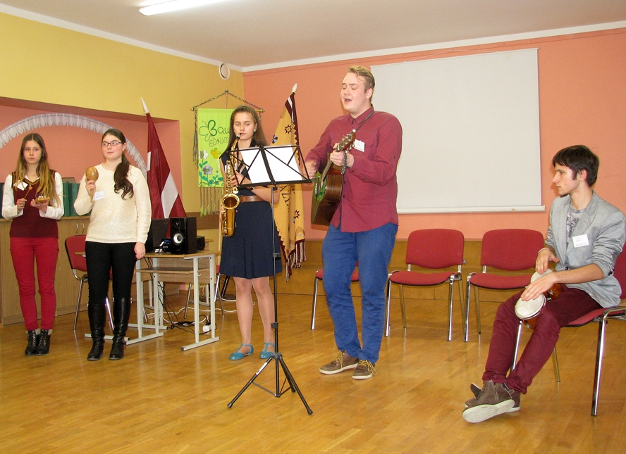 Savu talantu demonstrē jaunie mūziķi. Viņi izpilda Dobeles Valsts ģimnāzijas 12. klases skolnieka Uģa Jansona (otrais no labās) sacerēto dziesmu «Tas vārds».
Autors: Vilnis Auzāns