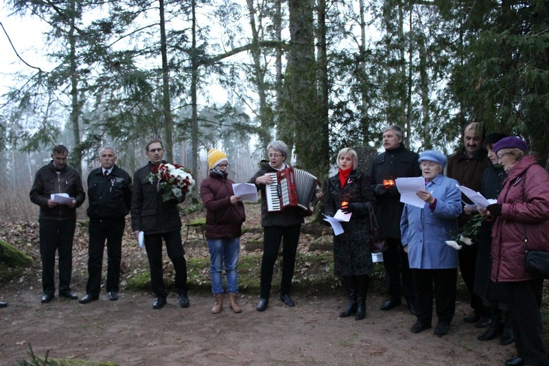 Piemiņas brīdis 11. novembrī Vecumnieku Rešnenieku kapos.
Autors: Eva Vlasova