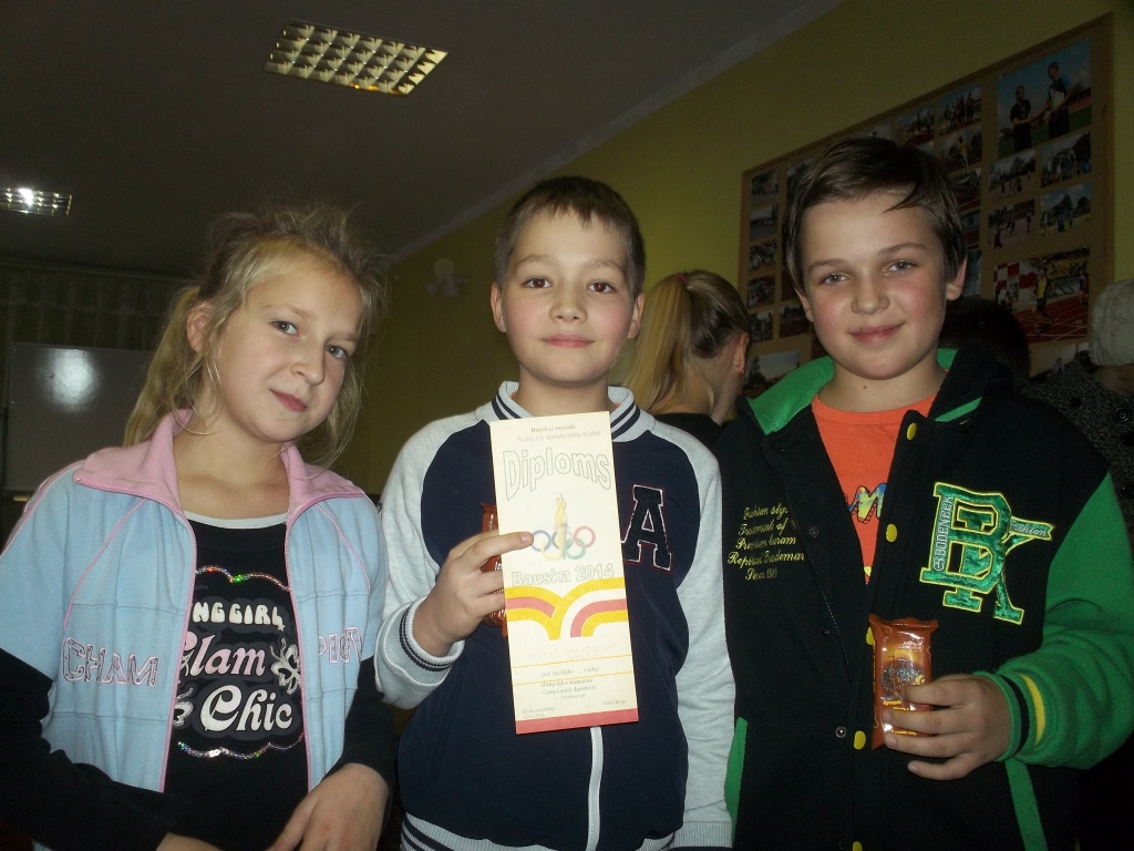 Bauskas pilsētas pamatskolas pirmā komanda – Zane Vrubļevska, Dāvids Burmistrovs (vidū) un Mārcis Štāls kļuva par uzvarētājiem. 
Autors: Inga Bernāte