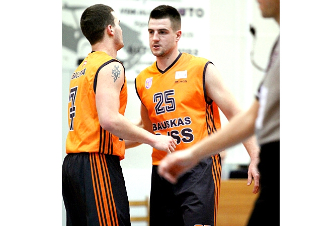 Arnis Simsons (nr.25), «Bauskas BJSS» komandas basketbolists, bija viens no trim spēlētājiem, kurš laukumā pavadīja visas 40 spēles minūtes. Vēl šāds spēles laiks Mikam Karlovam un Renāram Rupkusam.
Autors: no sportsbauska.lv