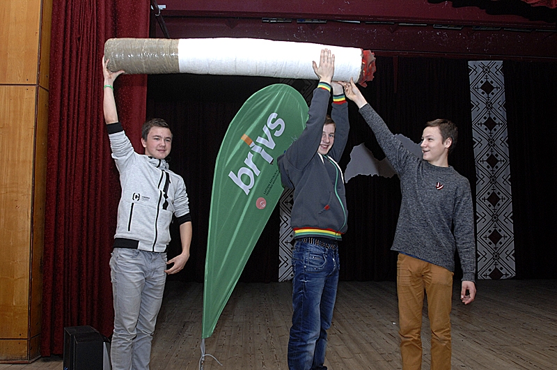 Pilsrundāles vidusskolas 6. – 9. klašu skolēni pēcpusdienā pret smēķēšanu.
Autors: Ivars Bogdanovs