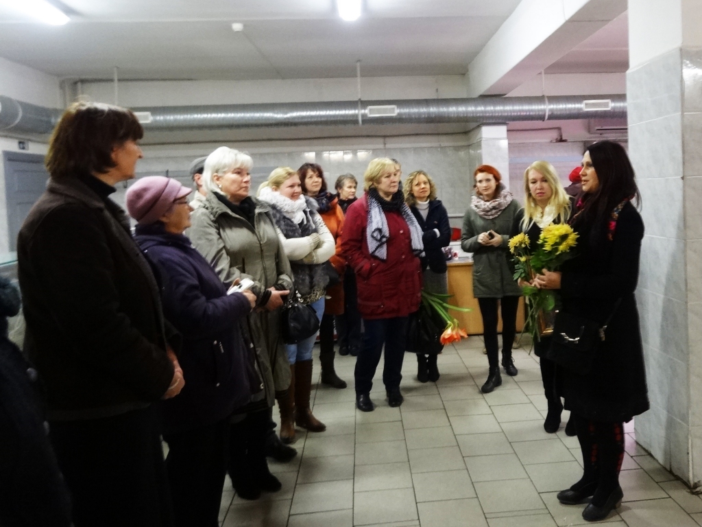 Mākslinieki un atbalstītāji ekspozīcijas atvēršanā sestdien Bauzes tirgū.
Autors: Jeļena Forste