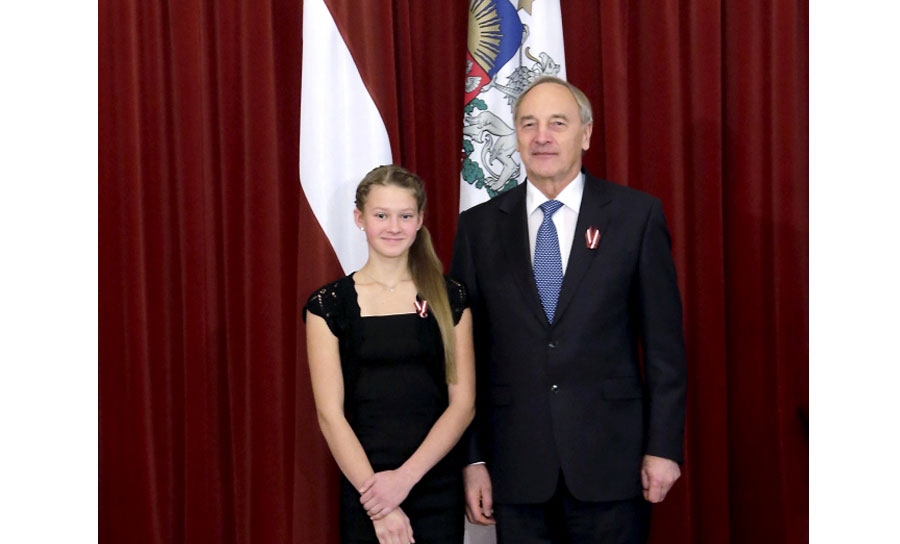 Valsts prezidents Andris Bērziņš un Bauskas Valsts ģimnāzijas 7. klases skolniece Ilze Elizabete Griķe.
Autors: Valsts preizdenta preses dienests
