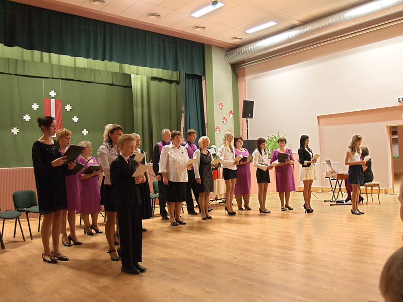 Kopīgā dziesmā valsts svētku koncertā Mežotnē vienojas amatierteātris un vokālais ansamblis.
Autors: Madara Ērgle