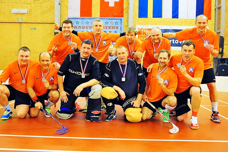 «SONORA-Bauska» komanda. Aizmugurējā rindā no kreisās: Gints Vecelis, Agris Grandovskis, Jānis Kārkliņš, Andris Erenbots, Ingus Pateļejevs. Pirmajā rindā no kreisās: Igors Kalnačs, Konstantīns Balzaris, Valdis Jukna, Guntars Grandovskis, Aivars Melderis, Normunds Grunckis.
Autors: no praguemasters.cz