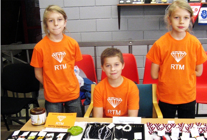 SMU «Rotu darbnīca» – Mikus Sīlis, Ralfs Korņenkovs un Toms Sīlis – Talsu tirdziņā pārdod rotaslietas. 
Autors: no skolas arhīva