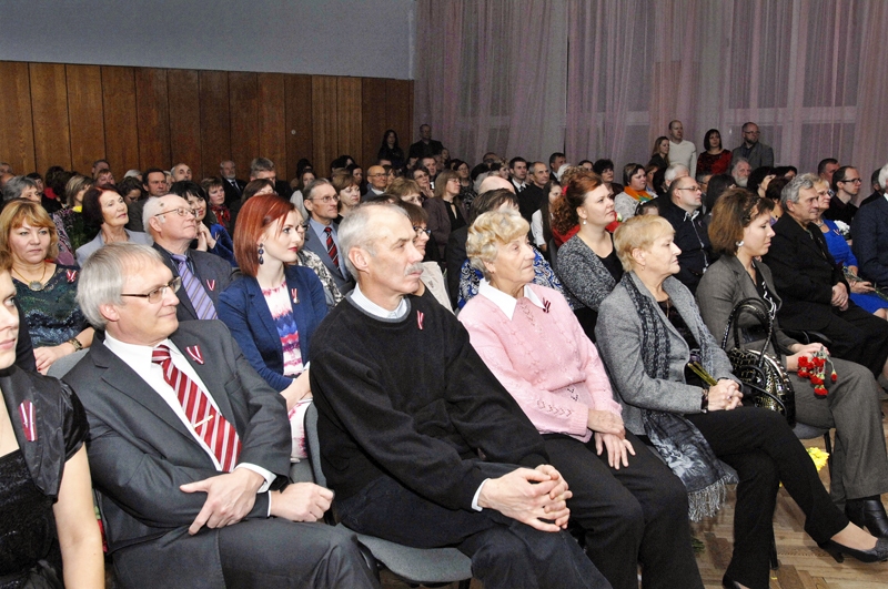 Valsts svētku sarīkojums Rundālē pulcēja ļaužu pilnu zāli. Pirmajā rindā no kreisās – Aivars Okmanis.
Autors: Ivars Bogdanovs