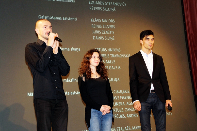 Andris Gauja (no kreisās), Elza Feldmane un Agirs Neminskis Bauskā uzklausīja skatītāju viedokļus. 
Autors: Uldis Varnevičs