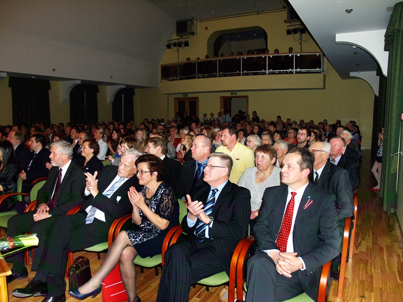 Kultūras nama zāli piepildīja svētku sarīkojuma dalībnieki.
Autors: Madara Ērgle