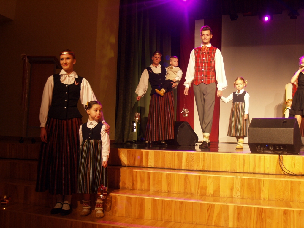 Sarīkojumu ievadīja dziesma un dejotāju uznāciens.
Autors: Madara Ērgle