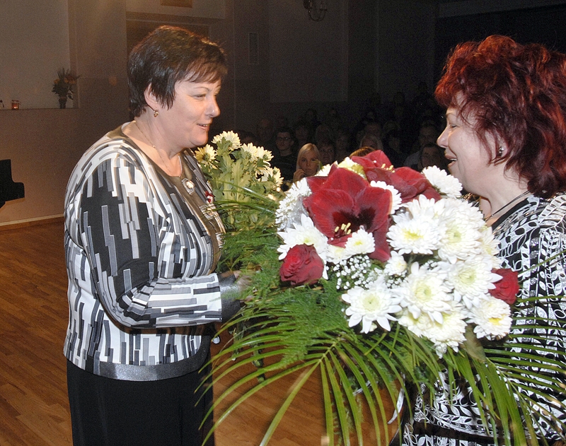 Regīnu Markovinu, Īslīces veco ļaužu sociālās aprūpes centra vadītāju, (no kreisās) ar saņemto godarakstu svētkos sveic pansionāta «Derpele» direktore Inta Savicka.
Autors: Ivars Bogdanovs