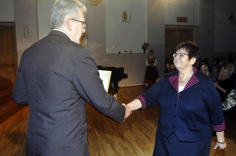 Godarakstu Bauskas centrālās bibliotēkas direktorei Baibai Tormanei pasniedz novada domes priekšsēdētājs Raitis Ābelnieks.
Autors: Ivars Bogdanovs