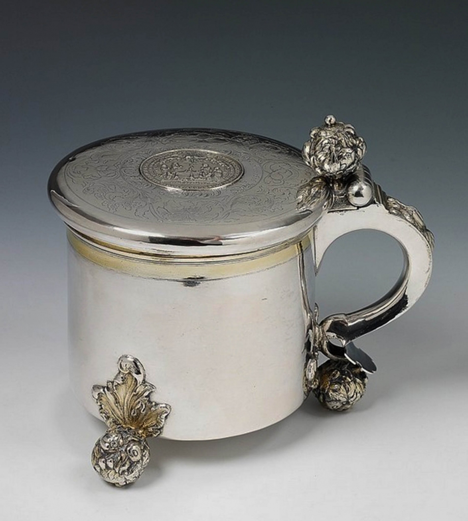 Daļēji apzeltītās 1333 gramus smagās sudraba kannas ar vāku iegādei nepieciešami 12 936 eiro.