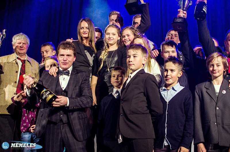 «Mēmeles sporta» piloti priecājas par komandas uzvaru.
Autors: Viesturs Lācis