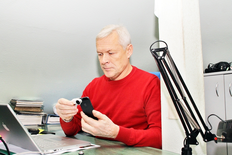 Arnis Indriks demonstrē, kā objektīvu viegli var nostiprināt uz telefona.
Autors: Uldis Varnevičs