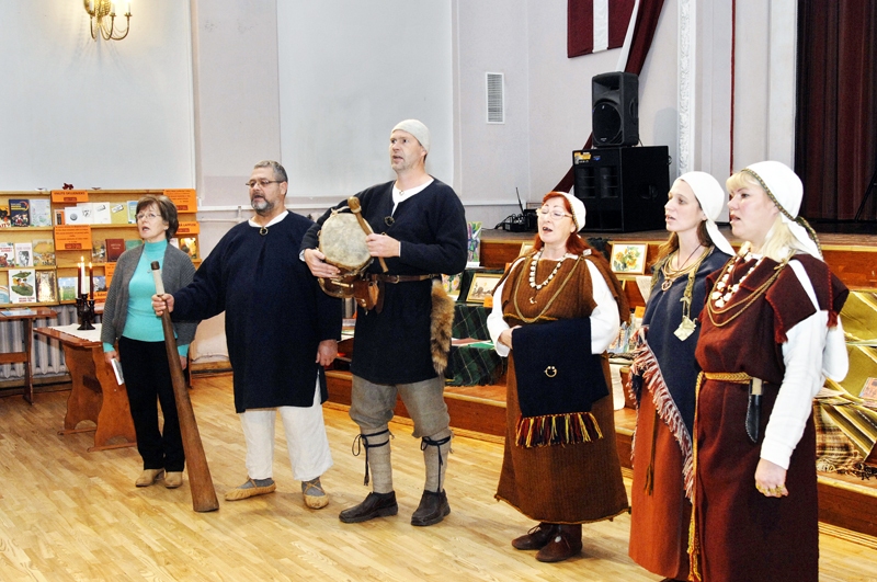 Novadnieku ar izteiksmīgu priekšnesumu godināja Ceraukstes pagasta folkloras kopa «Laukam pāri».
Autors: Ivars Bogdanovs