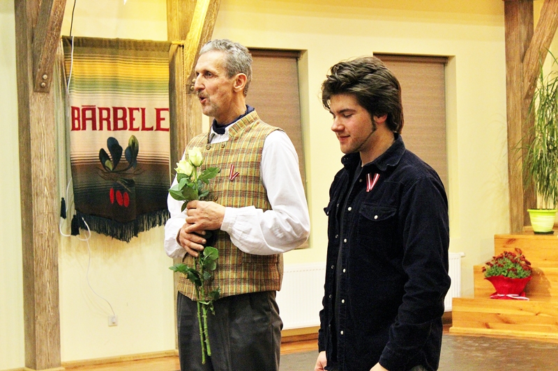 Valdis Rusiņš (no kreisās) sveica serbu mūziķi Dāvidu Zdravkoviču.
Autors: Eva Vlasova