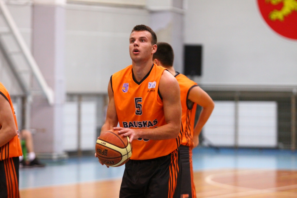 Mikus Karlovs (5. numurs), gūstot 21 punktu, bija «Bauskas BJSS» komandas rezultatīvākais spēlētājs. 