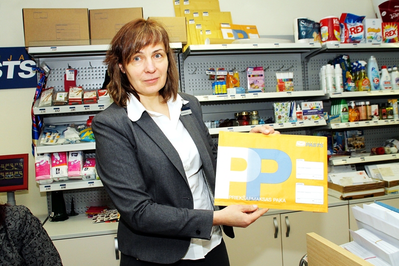 Grieta Āboltiņa demonstrē, kāda izskatās priekšapmaksas paka.
Autors: Uldis Varnevičs