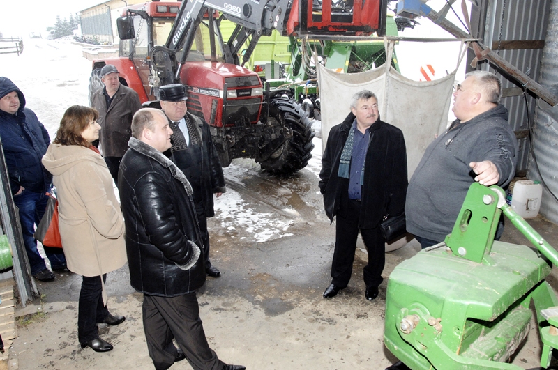«Līdaku» saimnieks Uldis Kaminskis (no labās) izrādīja baltkrievu viesiem tehnikas angāru, kur īpašā iekārtā smalcina lopbarību.
Autors: Ivars Bogdanovs