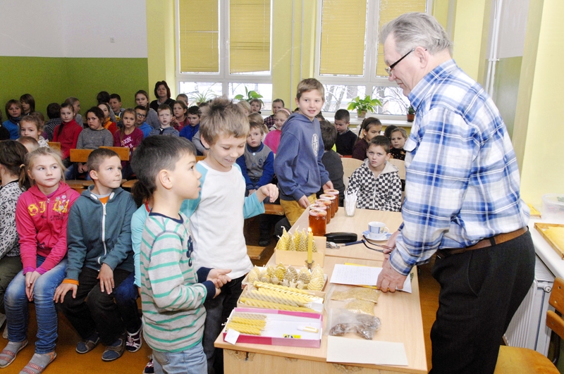 Oskara Spaļa (no labās) stāstījums bērnos raisīja lielu interesi.