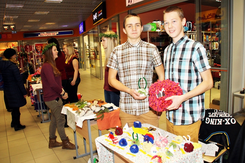 Jaunie uzņēmēji. Mārtiņš Beitiņš (no labās) un Andris Kāposts piedāvā daudzfunkcionālo pompomu – mazu draugu, bez kura jūs nevarat iztikt. 
Autors: Uldis Varnevičs