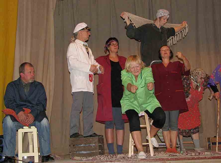 Vecsaules pagasta amatierteātris publikas un žūrijas vērtējumam nodos Anitas Grīnieces komēdiju «Būcenītis». 


Autors: Vilnis Auzāns