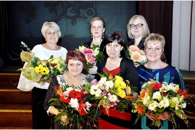 Konkursa «Gada skolotājs 2013» uzvarētājas:
«Gada skolotājs pirmsskolā» – Māra Zelmene no bērnudārza «Pasaulīte»; «Gada skolotājs sākumskolā» – Evita Cera no Codes pamatskolas; «Gada skolotājs pamatskolā» – Lilita Vanaga no Griķu pamatskolas; «Gada skolotājs vidusskolā» – Aija Vanaga no Bauskas Valsts ģimnāzijas; «Gada izglītības iestādes vadītājs» – Linuta Ģerģe no Bauskas sākumskolas; «Jaunais gada skolotājs» – Lāsma Krastiņa no Bauskas 2. vidusskolas; «Gada skolotājs profesionālās ievirzes vai interešu izglītībā» – Evija Bonāte no Bauskas mūzikas skolas.
Autors: No arhīva.