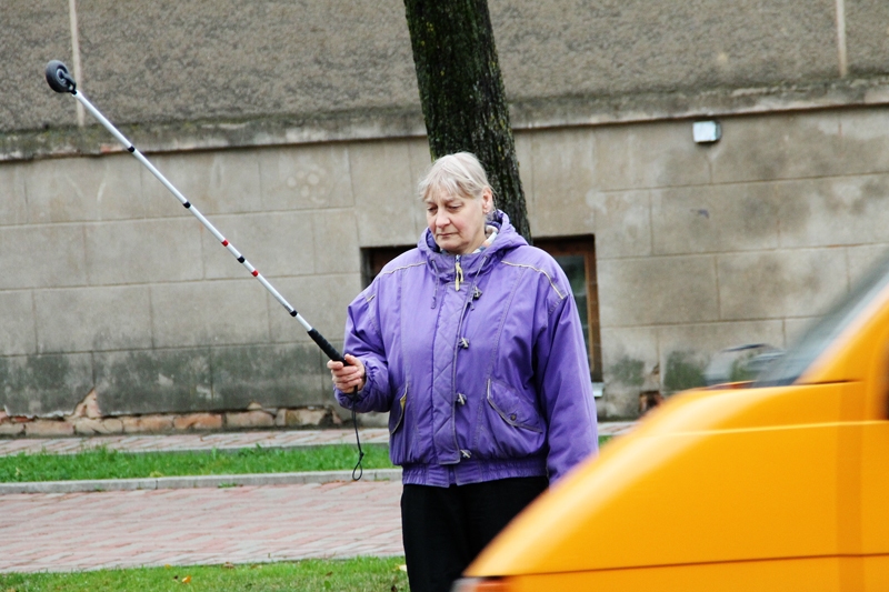 Aija Kārkliņa ar balto spieķi pilsētas ielās.
Autors: no «Bauskas Dzīves» arhīva.